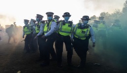 沖上熱搜，閱讀量過億，英國近萬人抗議疫情封鎖